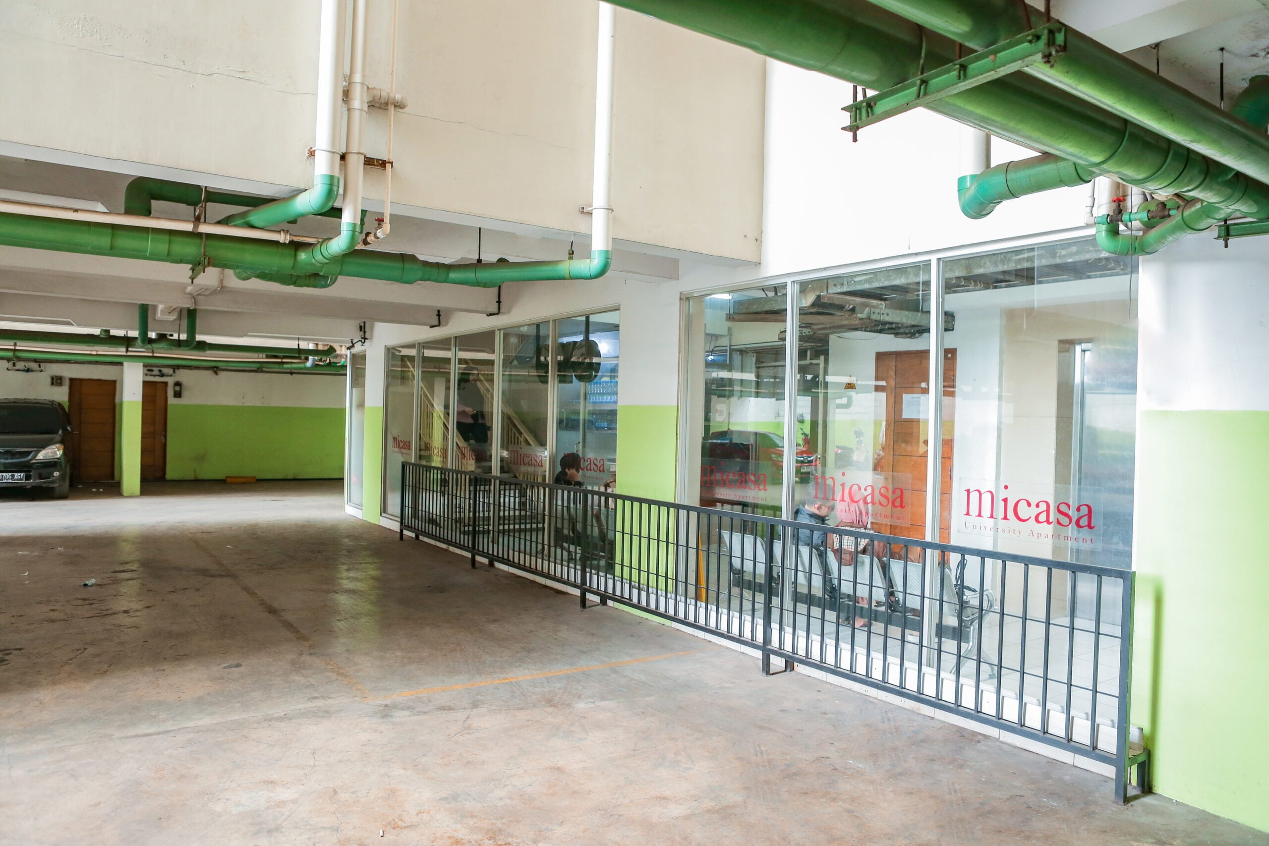 Tempat Parkir Luas dan Aman